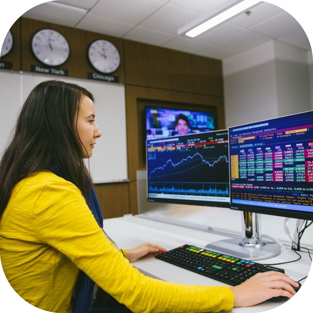 student in the Bloomberg Finance Lab